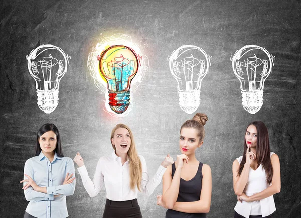 Dört beyin fırtınası iş kadınları, yazı tahtası