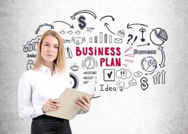 Bir defterini ile ciddi iş kadını planlama