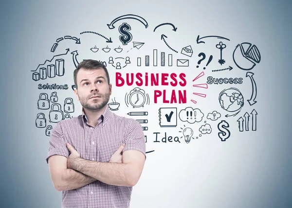 Vousatý muž v košili a podnikatelský plán — Stock fotografie