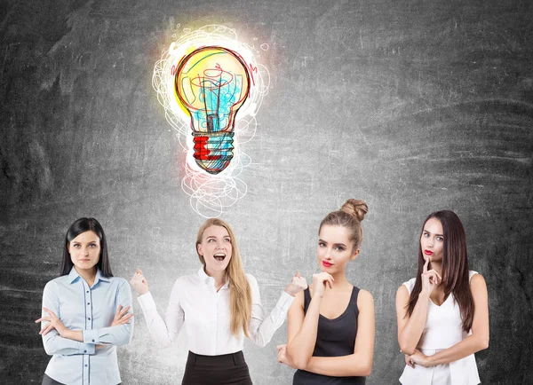 Vier zakenvrouwen brainstormen, ideeën — Stockfoto