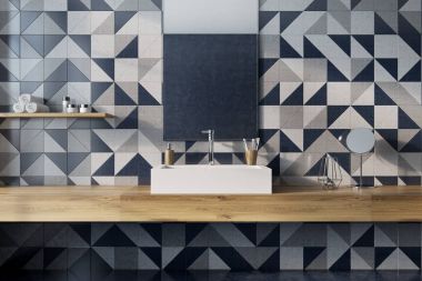 Lüks banyo iç, mozaik duvar, ahşap