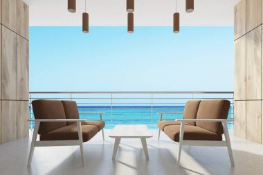 Hepsinde ahşap balkon, kahverengi koltuklar