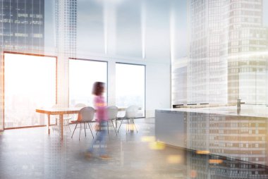 Üç pencere ve bir tablo, yan kız ile mutfak