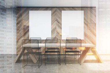 Ahşap duvar kafe iç, tonda posterler