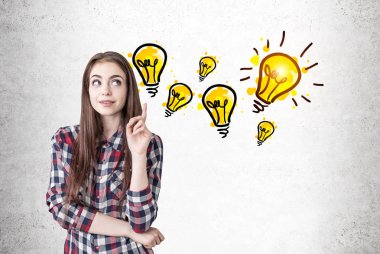 Bir başparmak, ampuller ile yaratıcı kız