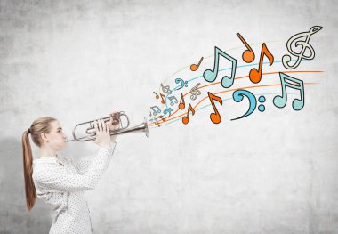 Sarışın kadınla bir saksofon, notlar