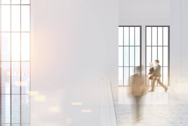 Boş beyaz ofis binası, insanlar