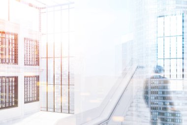 Boş beyaz ofis binası, tonda merdiven