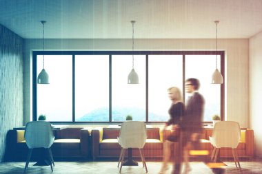 Bir pencere, insanlar ile ahşap kafe