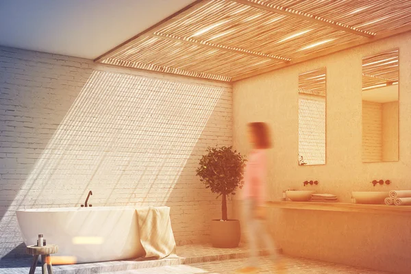 Zděné koupelny interiér se stromem, tónovaný rohu — Stock fotografie