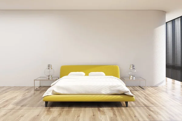 Na poddaszu sypialnia wnętrza, odcienie, łóżko żółty — Zdjęcie stockowe