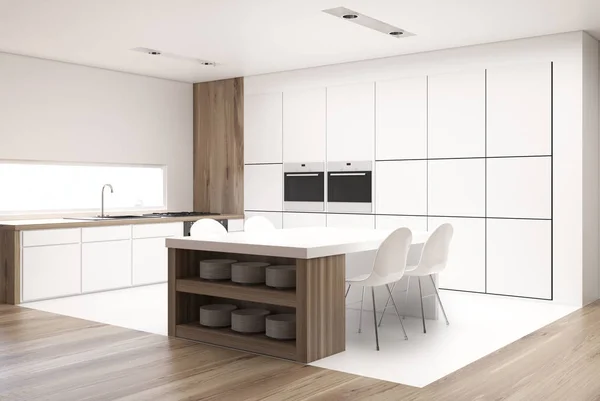 Cucina bianca con un tavolo e controsoffitti laterali — Foto Stock