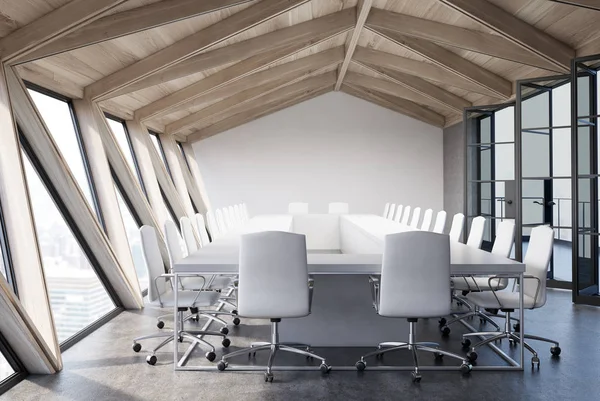 Кімната переговорів на горищі, дерев'яна стеля крупним планом — стокове фото