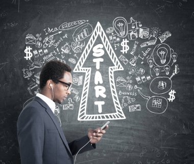 Bir smartphone, başlangıç ok ile Afrika adam