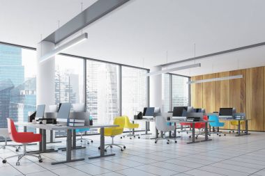 Loft merkez ofis iç, renkli sandalyeler yan