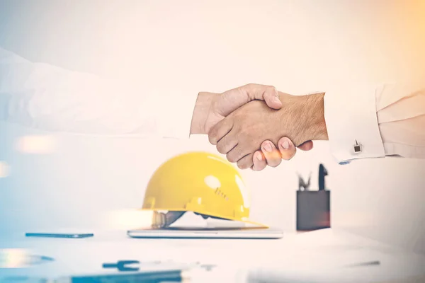 Handshake, oficina de la empresa de construcción — Foto de Stock