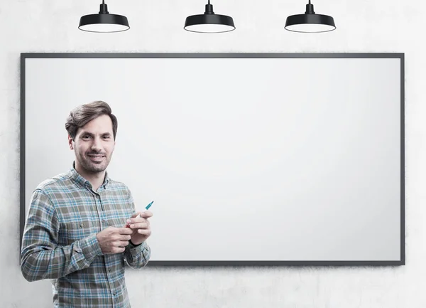 Fondateur de start-up souriant avec un marqueur, tableau blanc — Photo