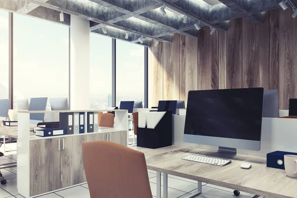 Дерев'яний відкритий офіс, комп'ютери крупним планом, чорний — стокове фото