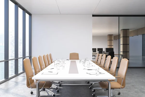 Bej renkli sandalyeler beyaz konferans salonu — Stok fotoğraf
