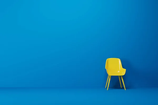 Blauwe lege ruimte, gele stoel — Stockfoto