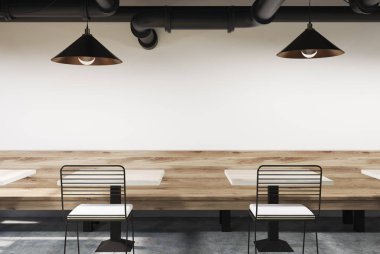 Banklar ve lambalar ile beyaz Cafe