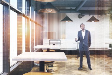 Ahşap masa, tuğla kafe beyaz