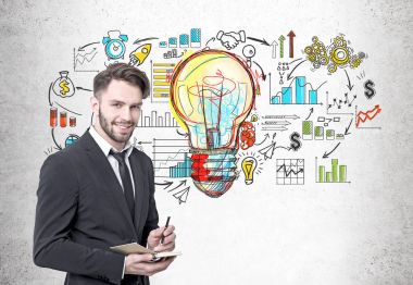 Gülümseyen sakallı işadamı, ampul, simgeler