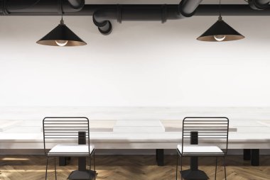 Banklar, sandalye ve lambalar ile beyaz Cafe