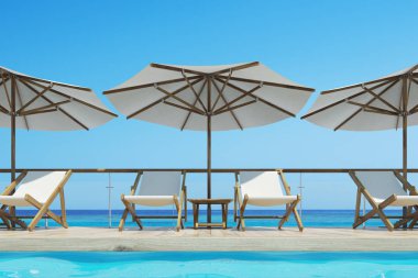 Beyaz şezlong, şemsiye, mavi gökyüzü