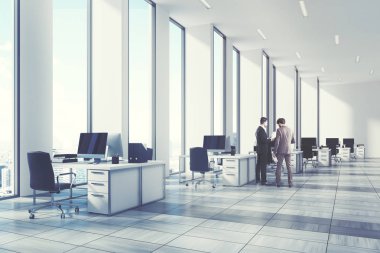 Beyaz açık yazıhane çevre, köşe, insanlar