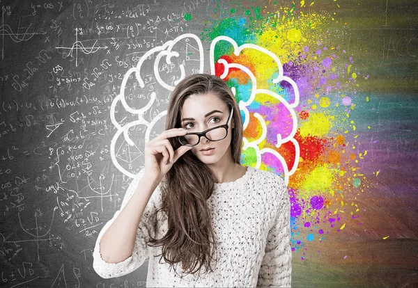 Mulher jovem tirando óculos, cérebro, fórmulas — Fotografia de Stock