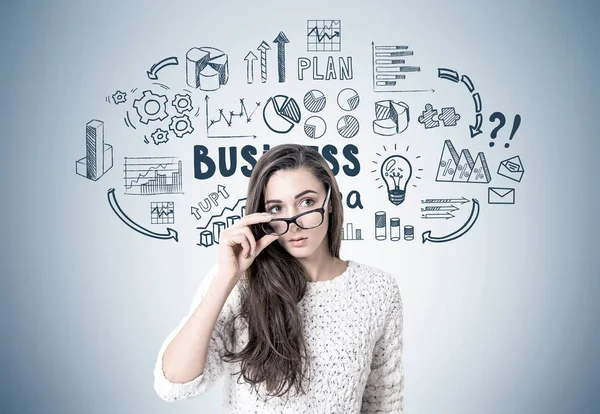 Młoda kobieta, zdejmując okulary, pomysł na biznes — Zdjęcie stockowe
