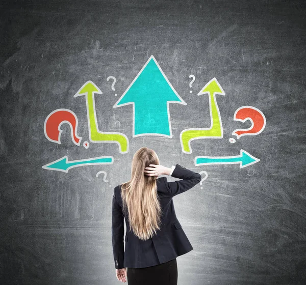 Woman scratching head, arrows and questions, rear — Stock Photo, Image