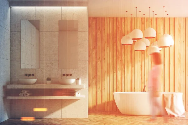 Fehér és fából készült fürdőszoba, mosdó, kád, lány — Stock Fotó