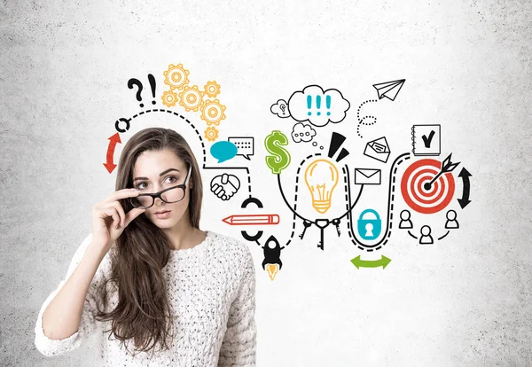 Genç kadın gözlüğü çıkar, başlangıç kroki alarak