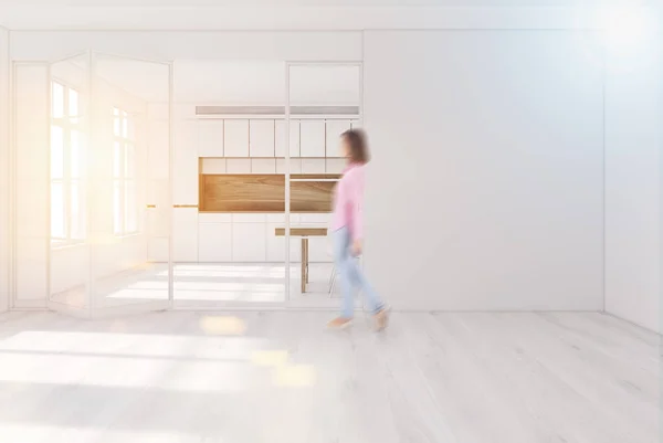 Interior de la cocina blanca, pared en blanco, chica —  Fotos de Stock