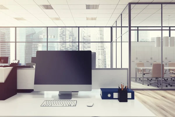 Monitor de ordenador negro en una oficina moderna — Foto de Stock