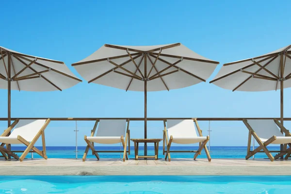 Beyaz şezlong, şemsiye, mavi gökyüzü