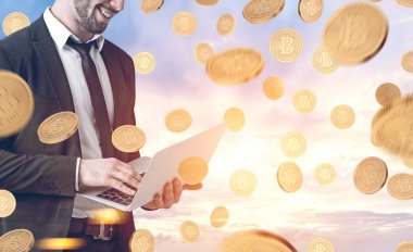 İşadamı bir şehirde, bitcoins bir dizüstü bilgisayar ile