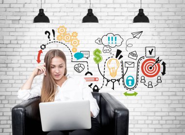 Sarışın kadın koltuk, iş planı, tuğla