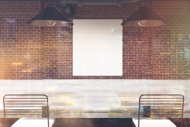 Kafe duvara tonda bir posteri ile