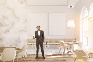 Lüks mermer kafe, iki afiş, adam