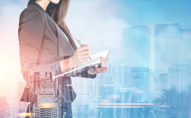 Mavi bir şehirde bir planlayıcısı kadınla