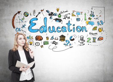 Dalgın kırmızı saçlı kadın ve eğitim