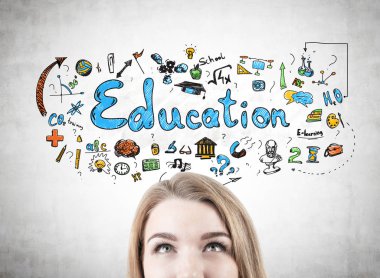 Sarışın kadın s baş ve çizim bir eğitim