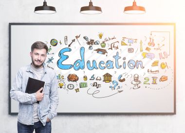 Gülümseyen öğrenci ve bir eğitim kroki sakallı