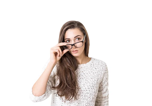 Mujer joven en suéter quitándose las gafas aisladas — Foto de Stock