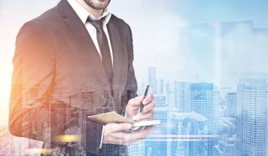 Mavi bir şehirde bir planlayıcısı ile işadamı