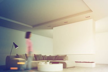 Oturma odası yuvarlak masa, kanepe, yan, kadın