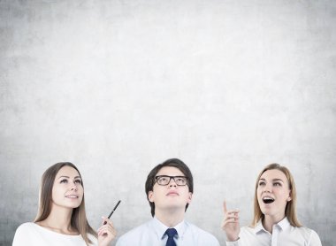 Gençlerin grup beyin fırtınası, beton